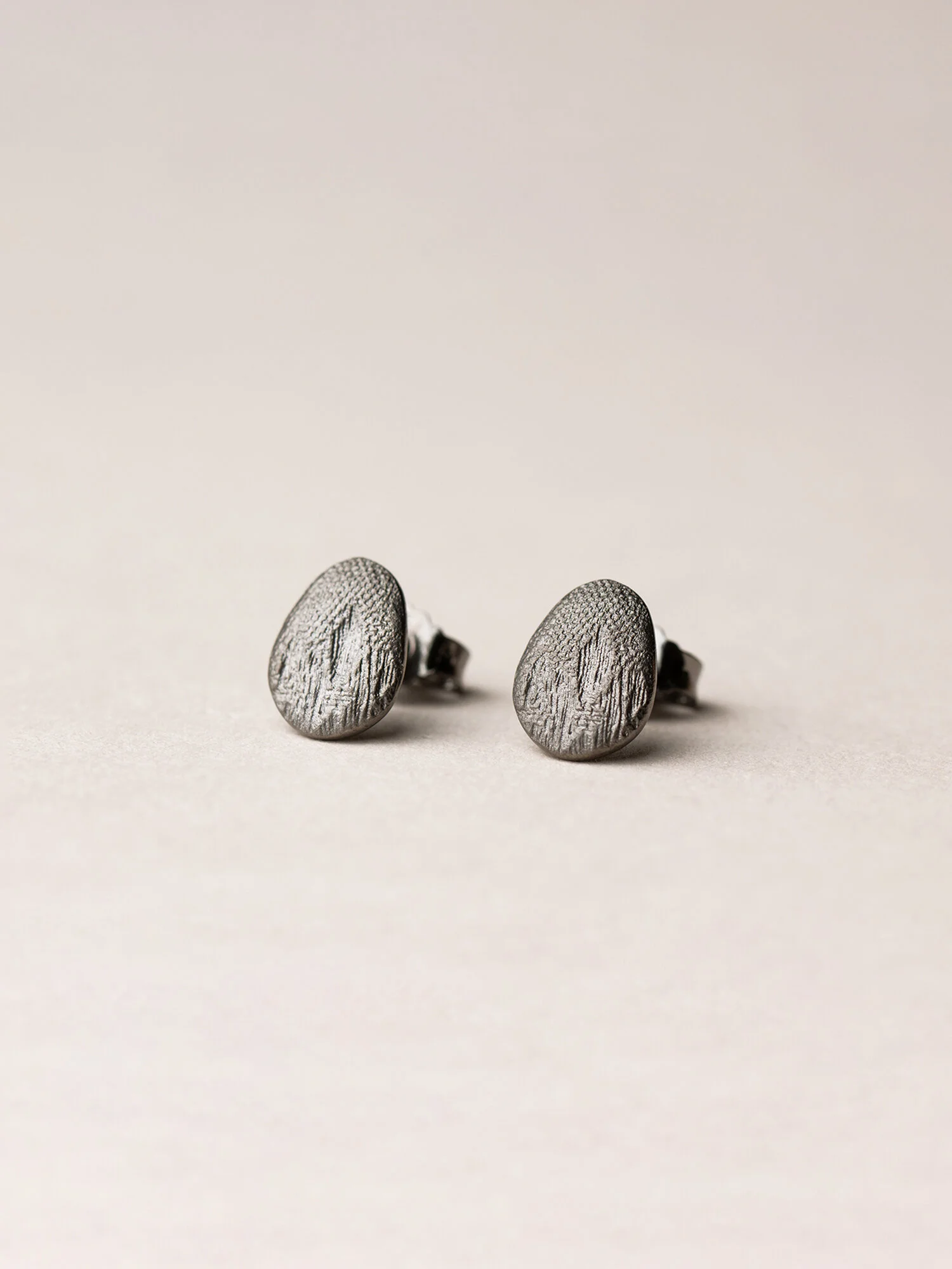 Amia Ohrstecker, oval in schwarzrutheniertem Silber