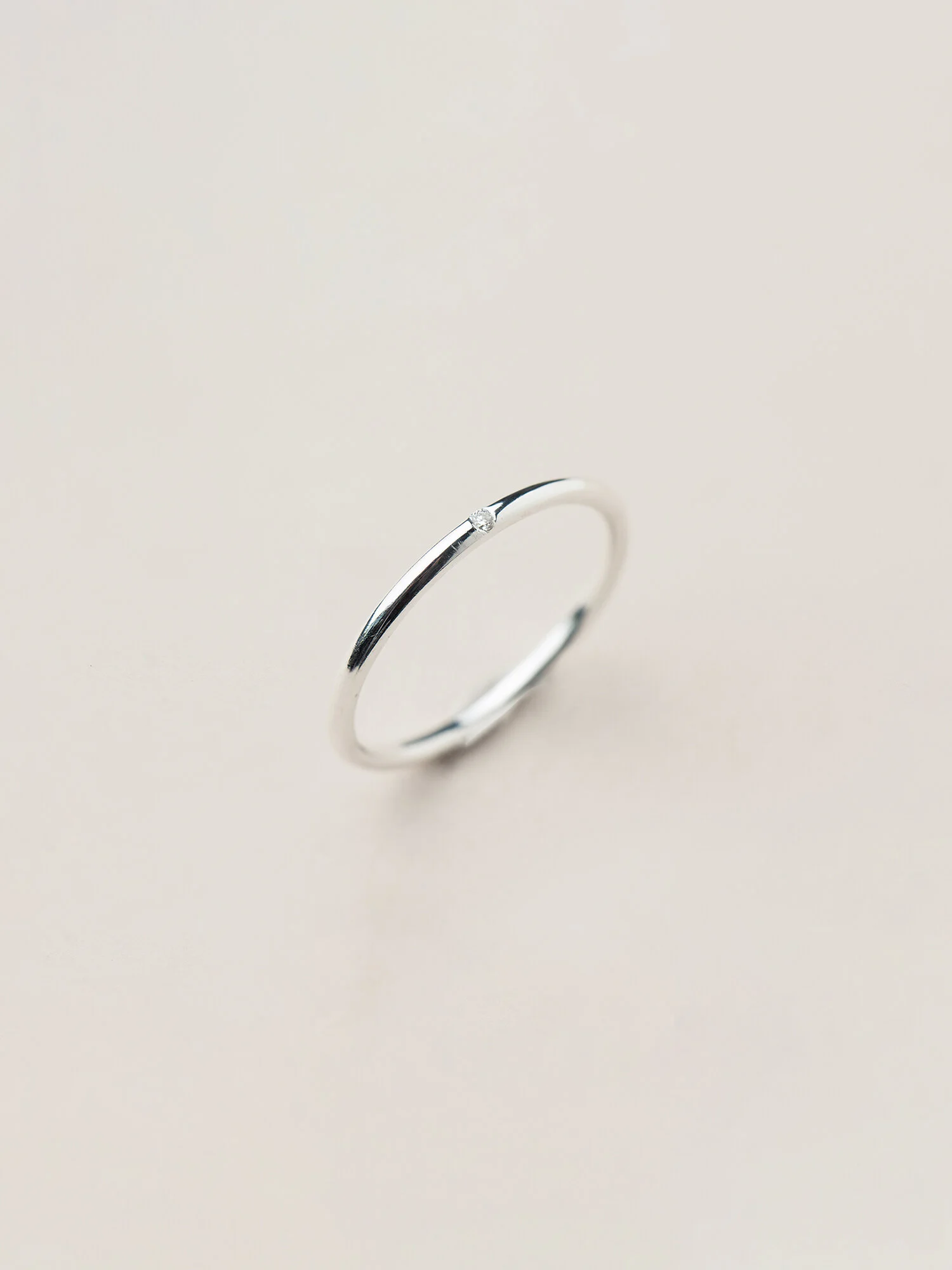 Zarter Silberring mit Diamant