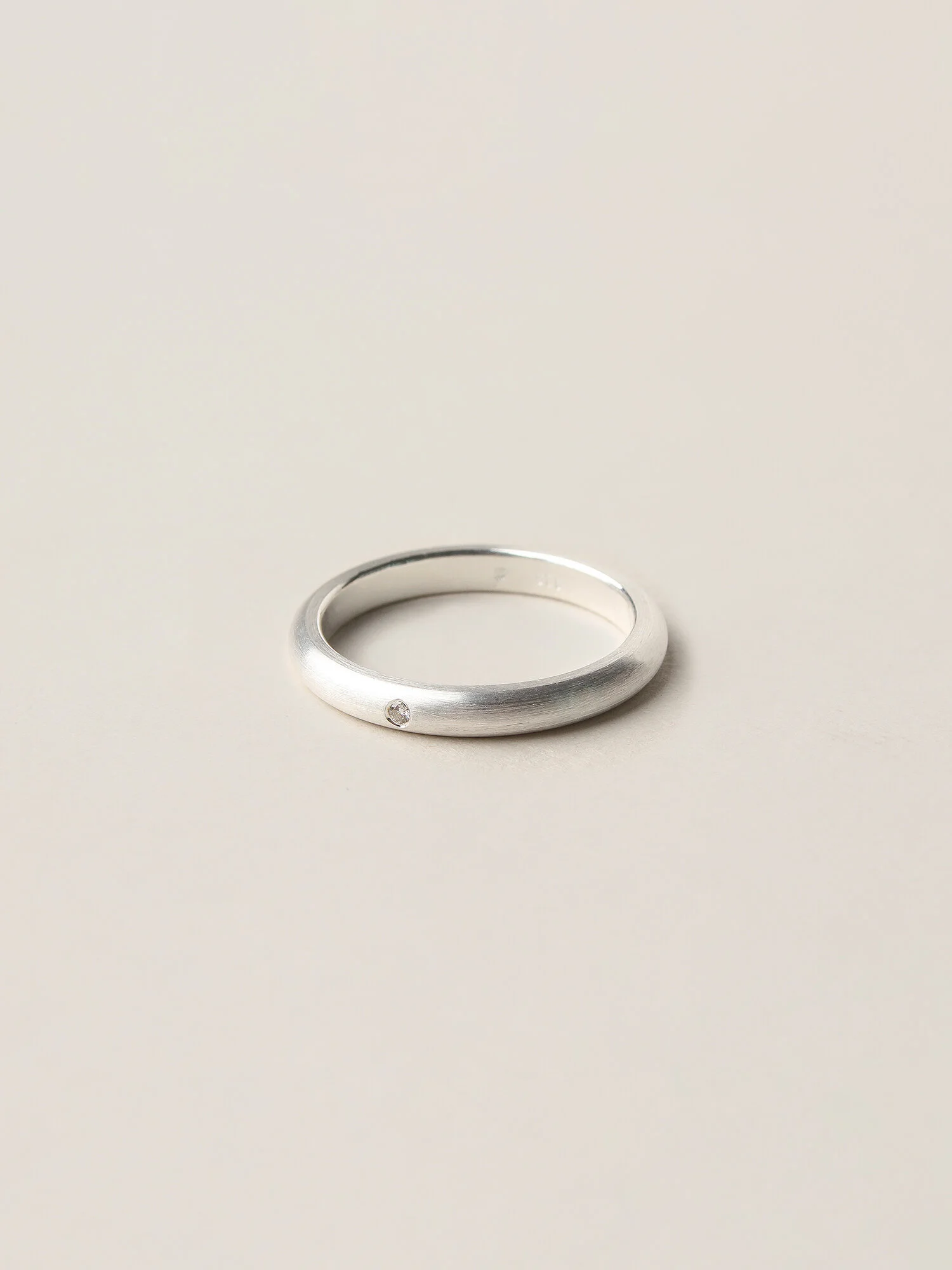 Minimalistischer Diamantring, gewölbt