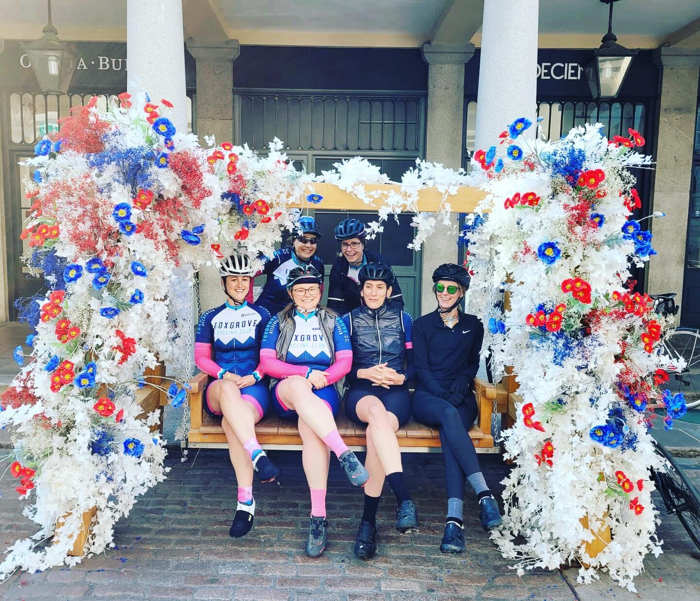 Shout out to the women of the club (missing a few in this snap), who give the men a run for their money and keep them on their toes! 

#girlpower #roadcycling #coventgarden #womenempowerment