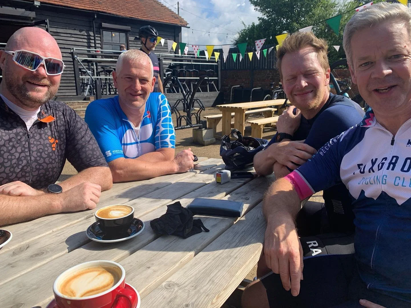 Sunday morning Foxgrove ride enjoying coffee and almond croissants #sundaymorningride #cycling #coffee #almondcroissants #westerham #kent