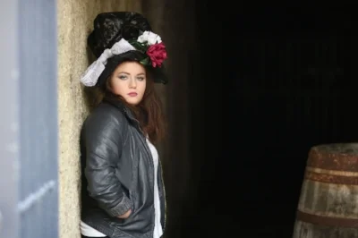 Aine Cahill announces Warehouse date on December 13th