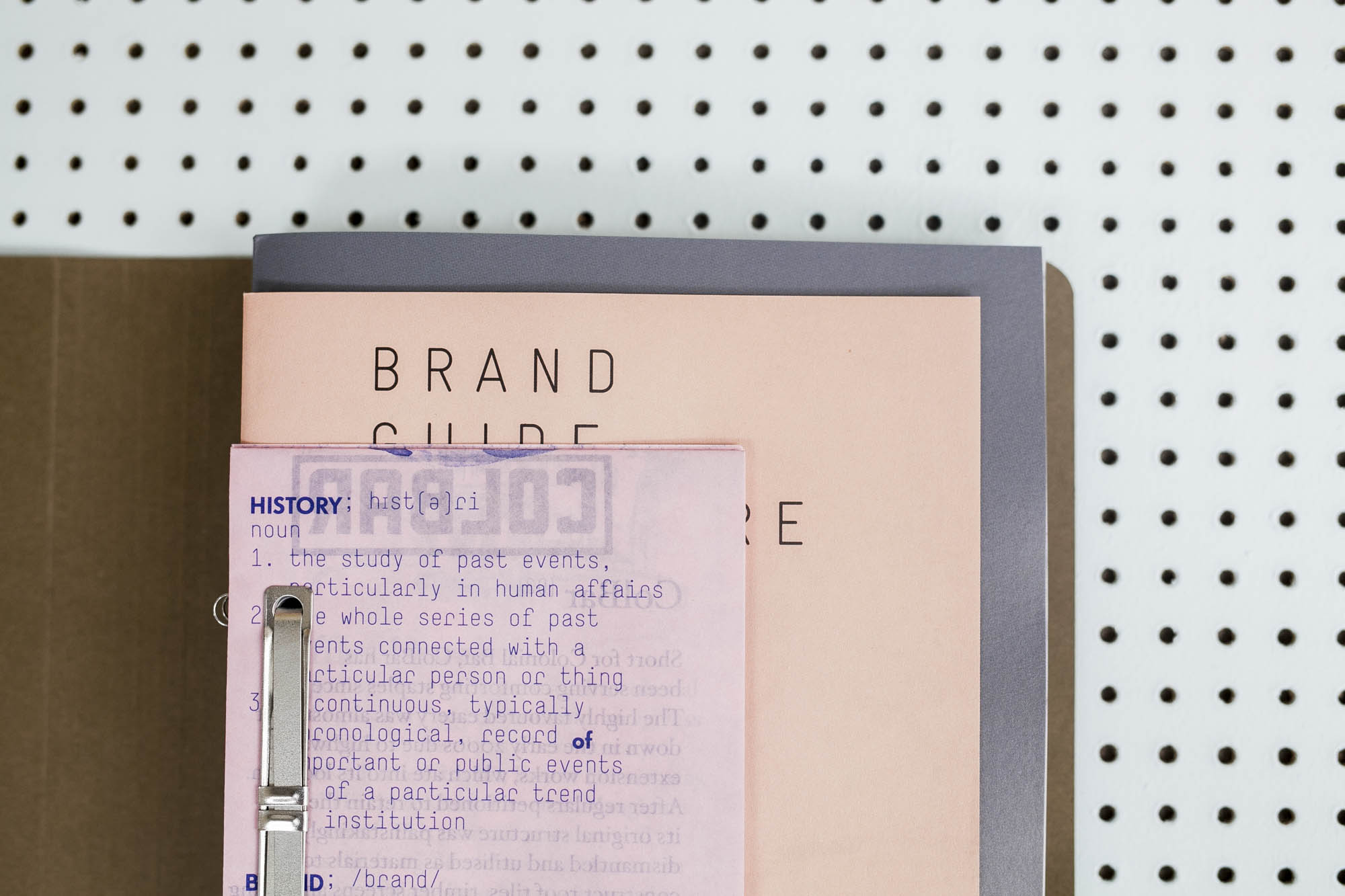 BRANDGUIDE_COVER_03.jpg