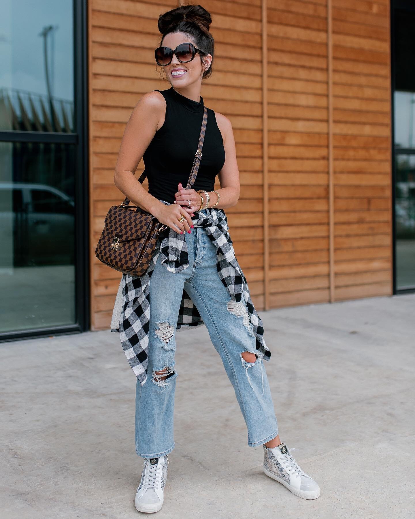 1️⃣or2️⃣, which is more your style?! Bring on all the flannel, even if it&rsquo;s too hot to wear anywhere but around the waist😬 http://liketk.it/3nMAm #falloutfits #houstontx #houstonblogger