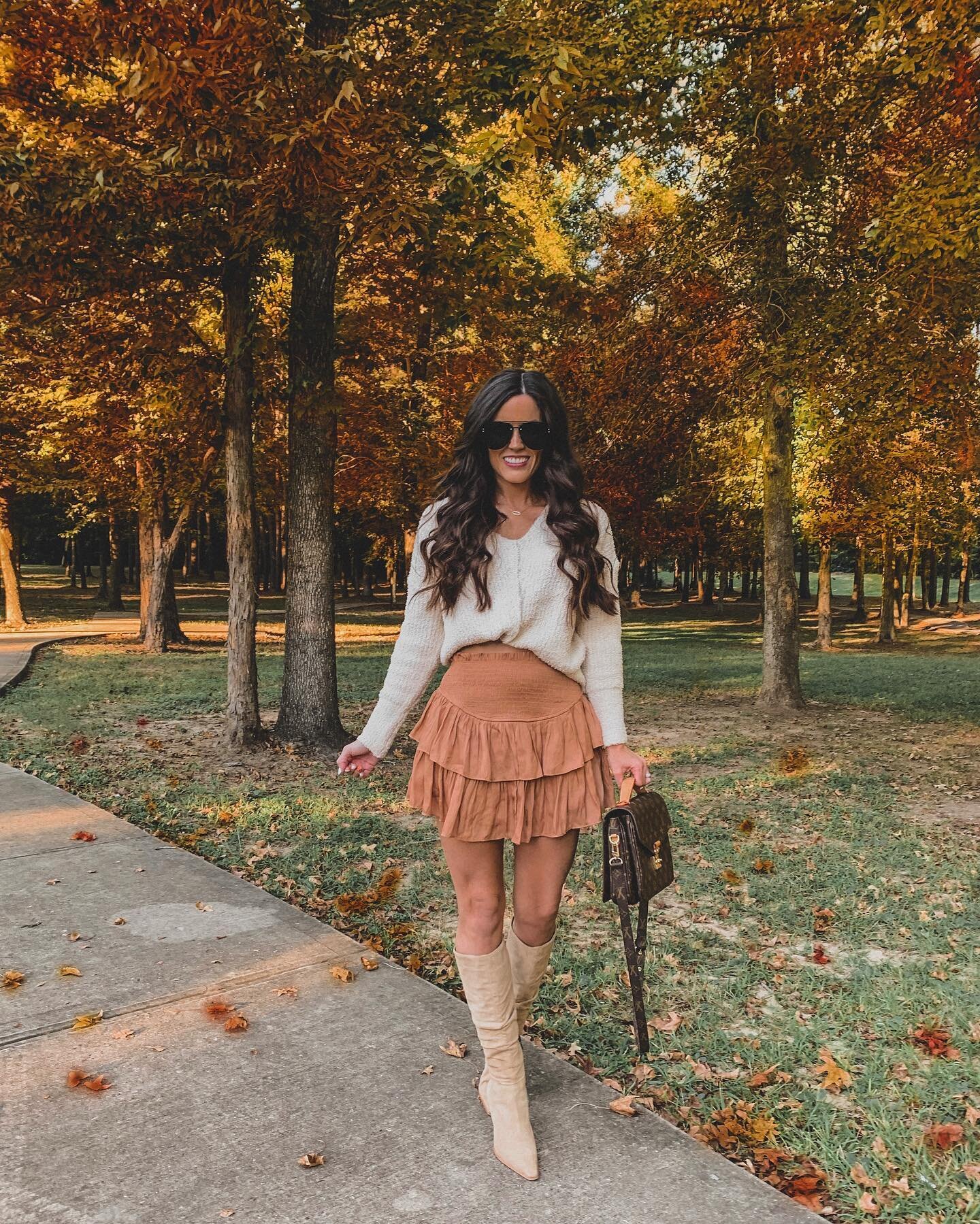 Can&rsquo;t beleaf it&rsquo;s already October🍁🍂 This year is flying! My skirt is from @tarahsuttonboutique &amp; 20% off with code FULLWOOD20 (built-in shorts🙌🏻). Hope you&rsquo;ve had a great Saturday! #fallstyle #shopsmall #fallvibes