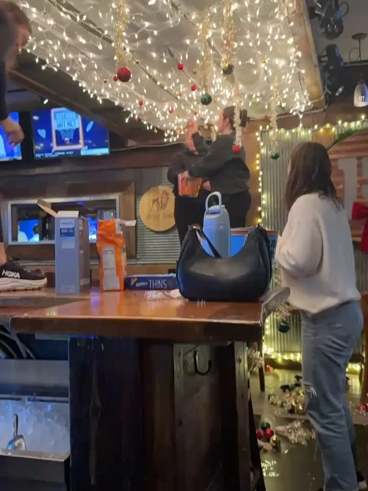 🎄 Halls have been decked! Now come have a drink with us! Thanks to our amazing staff for all their hard work 😊