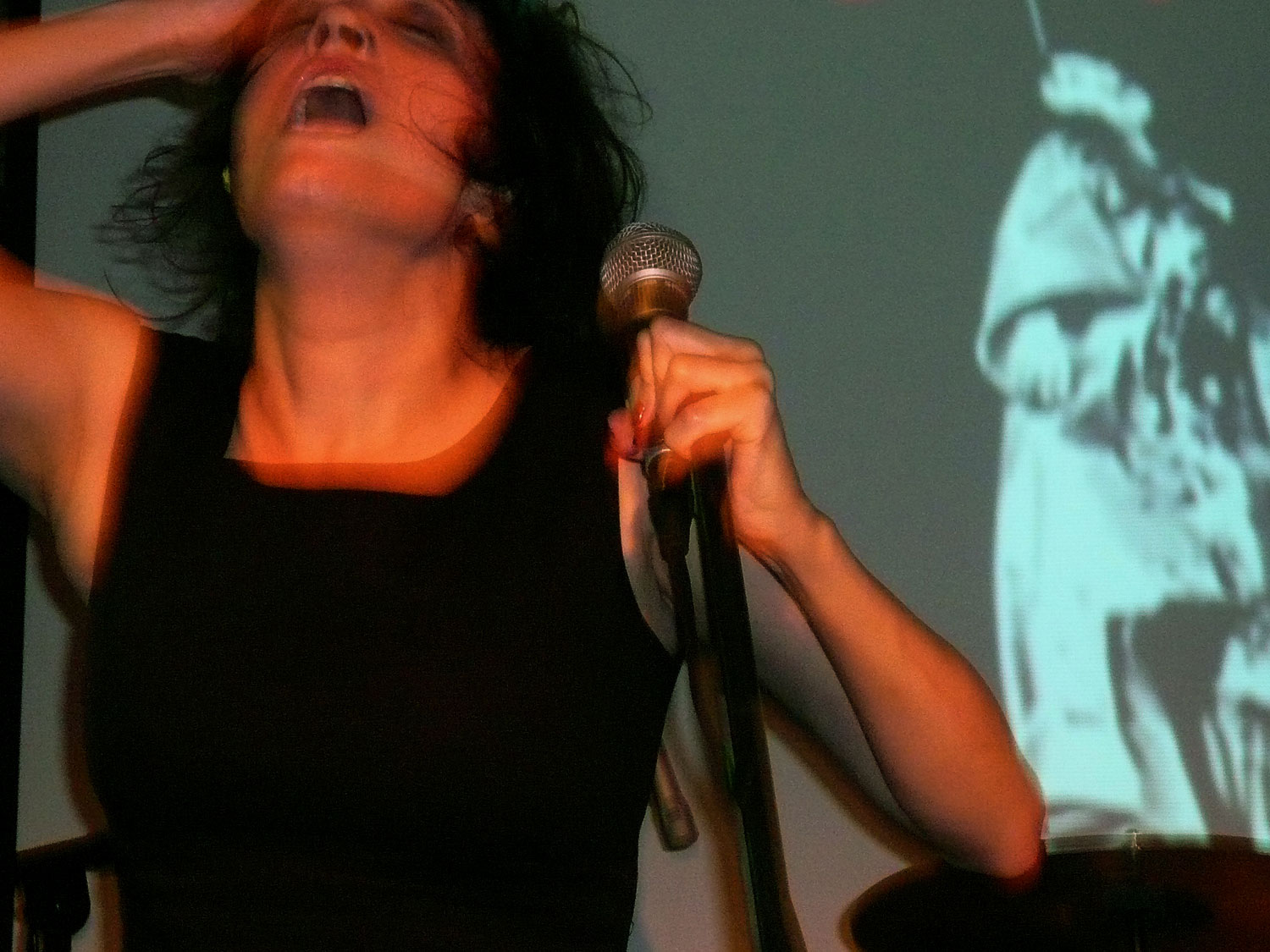 Coralina Cataldi-Tassoni performing with with Orco Muto  (7).jpg