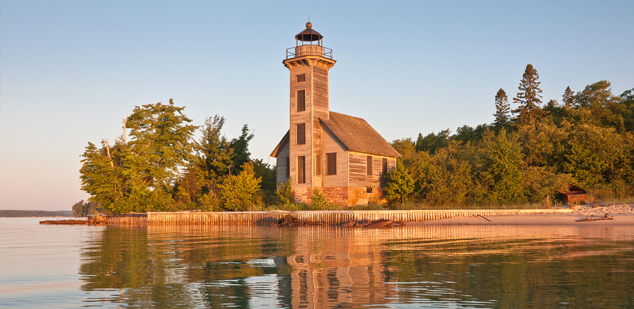 East-Channel-Lighthouse-Pictured-Rocks-Cruises-01.jpg