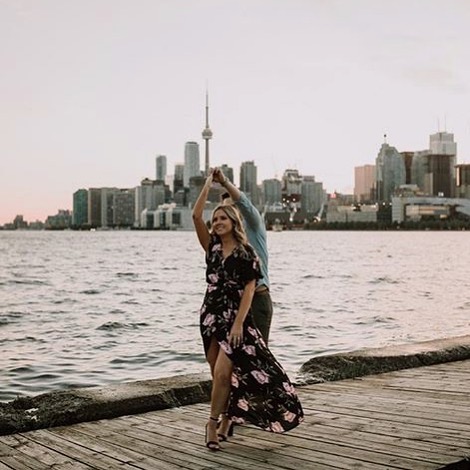 Obsessed would be an understatement 😍✨ tanned by ME for her beautiful engagement photos🥂
.
.
🌱 @bronzeme_tans #airbrushtanbyvania