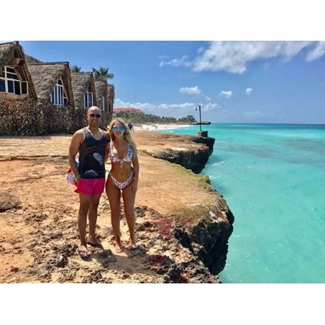 Babes who book an airbrush tan before a vacation.. 💕🙌🏾🌴🤤#hottiewithatan 
Custom Express tan Dark Mocha 🍫
#airbrushedtansbyvania
@bronzeme_tans
