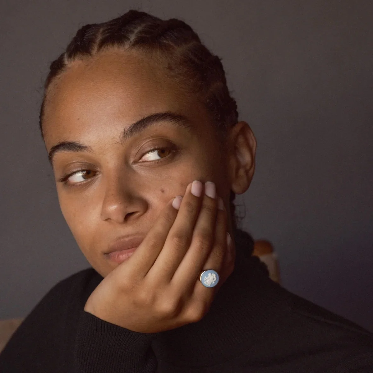 BLUE/WHITE CUPID VINTAGE CERAMIC CAMEO GOLD ROUND SIGNET RING