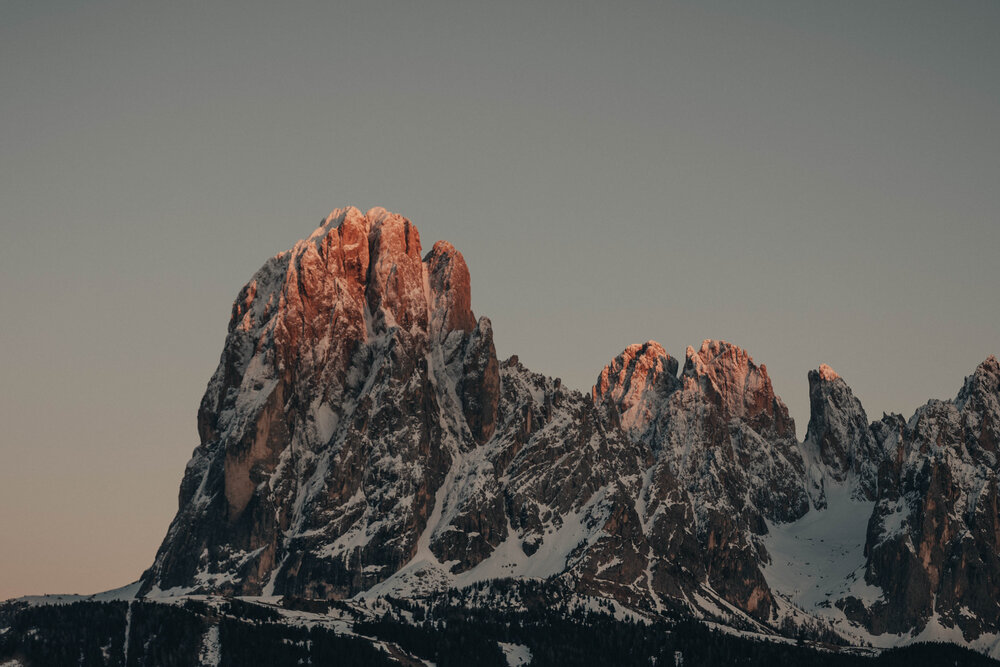  And the last sunlight hitting the peaks 