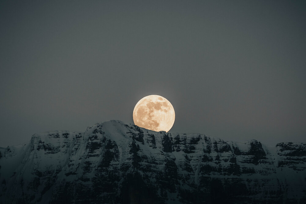  Watching the Moon rise over de Dolomites 