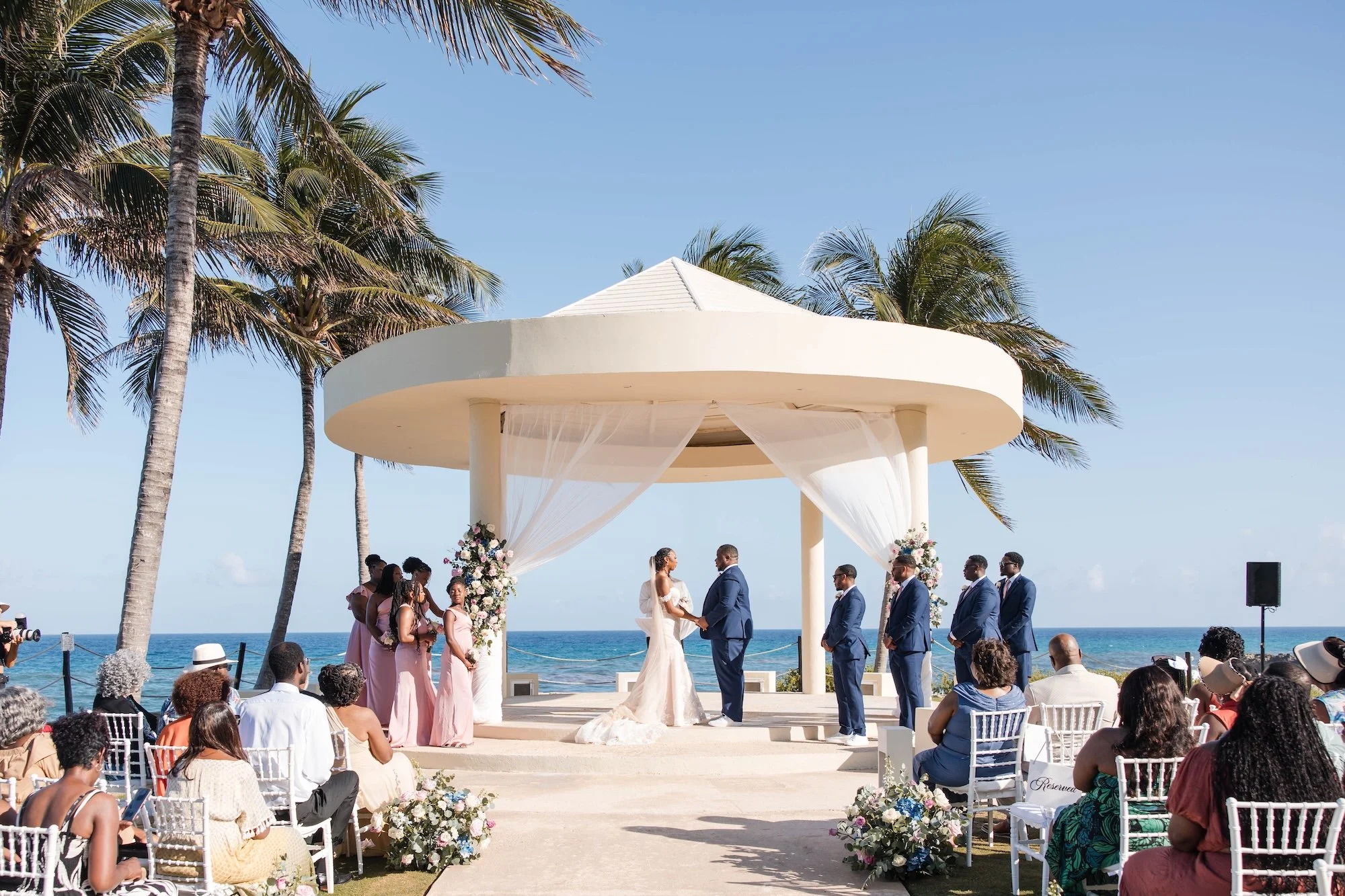 Sargassum and Your Riviera Maya Wedding: A Guide to Perfect Beach Photos During Seaweed Season