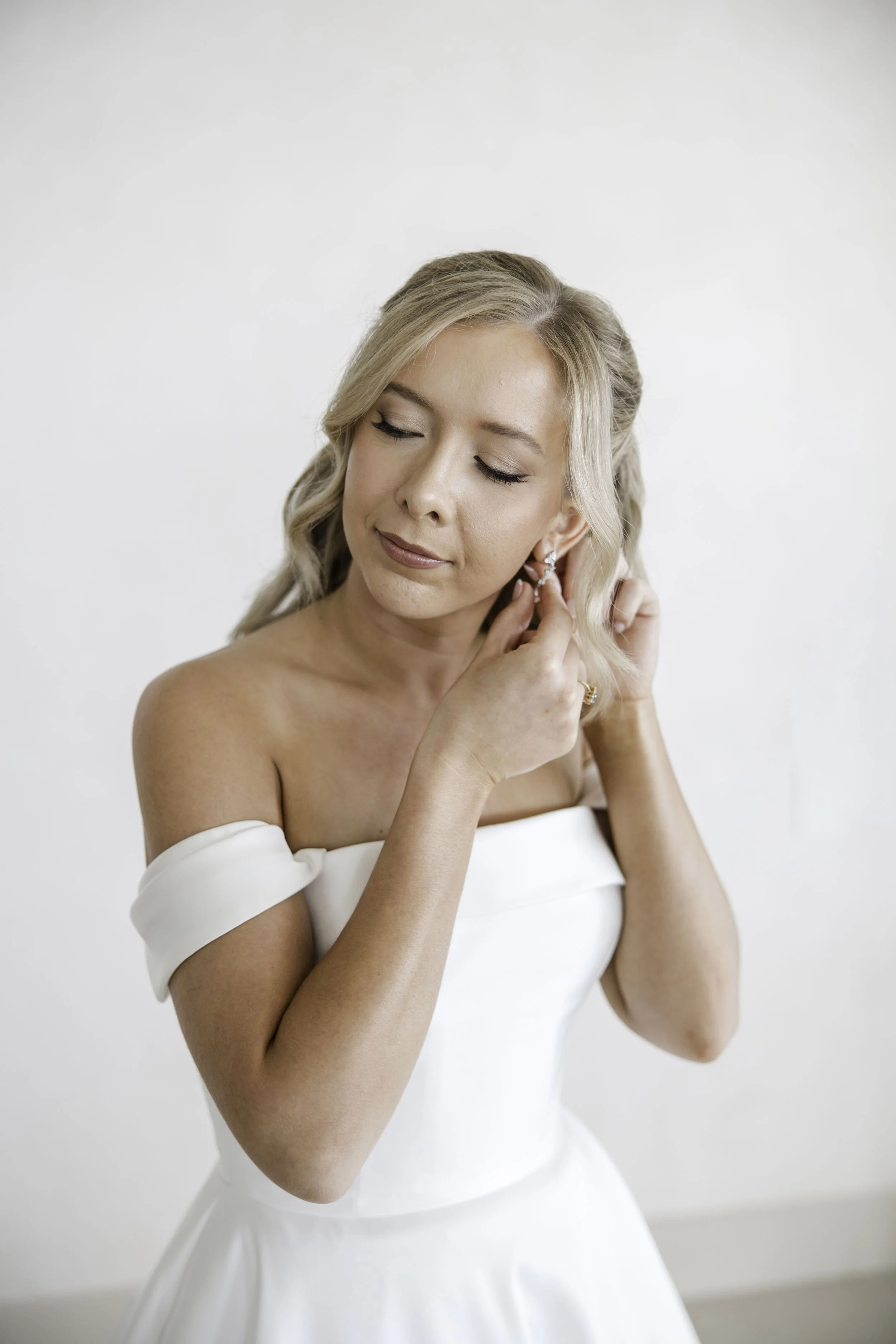 The Truth About Getting Ready Photos in Small Hotel Rooms for Your Destination Wedding