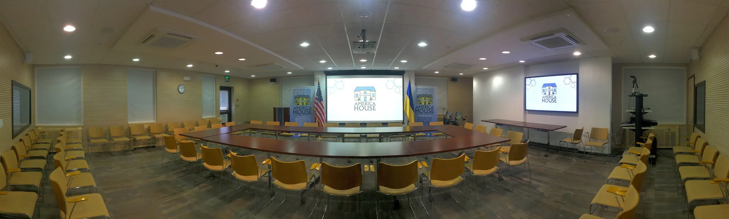 Round-table Style - Side View