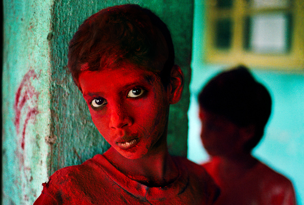 Steve McCurry, INDIA. Mumbai (Bombay). 1996. Red Boy during Holi festival.