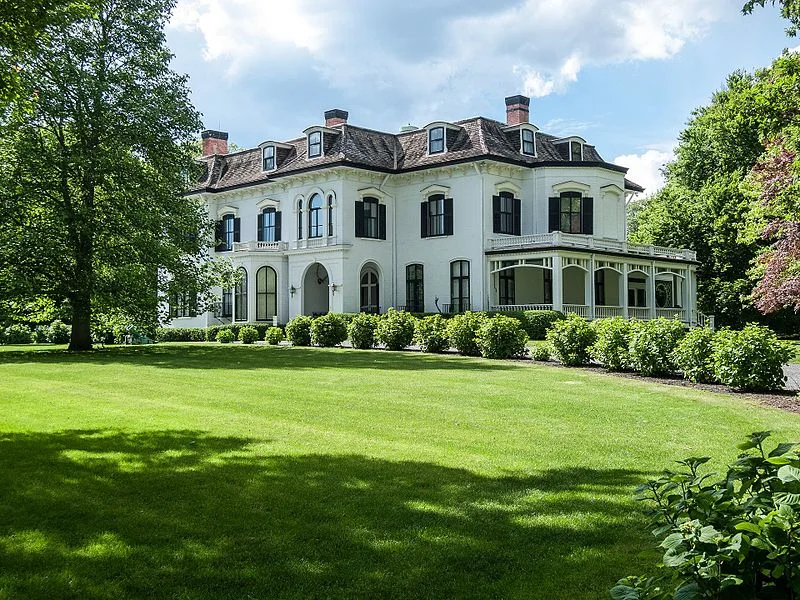 Chepstow_mansion_in_Newport,_Rhode_Island.jpg