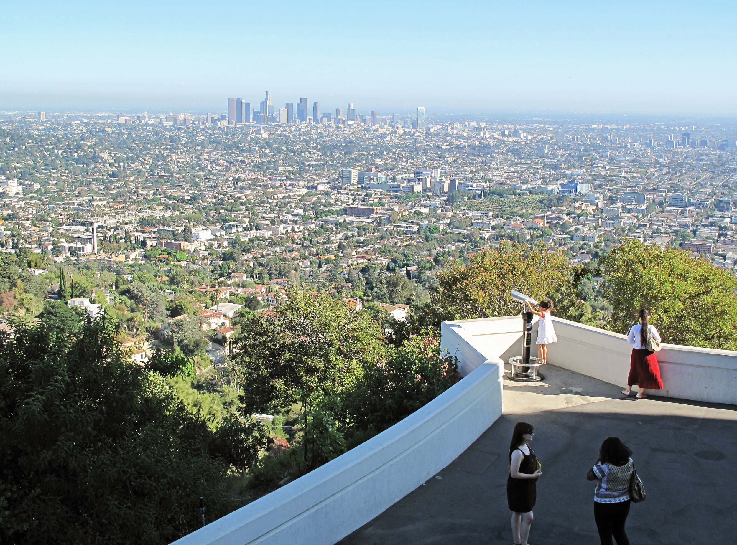 Little_girl_with_telescope_at_Griffith_Observatory.jpg
