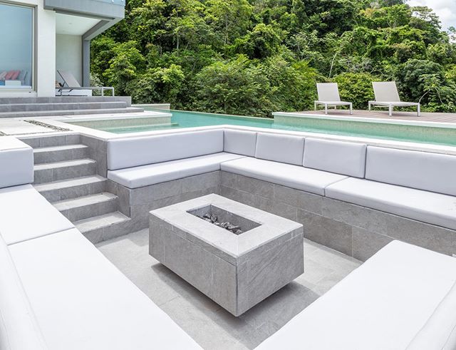 #trending 🔥 Los firepits son espacios que invitan a la socializaci&oacute;n y no necesariamente solo se usan de noche en modo fogata, tambi&eacute;n se les saca mucho provecho de d&iacute;a! ☀️🌝 En este proyecto confeccionamos cojines a la medida c