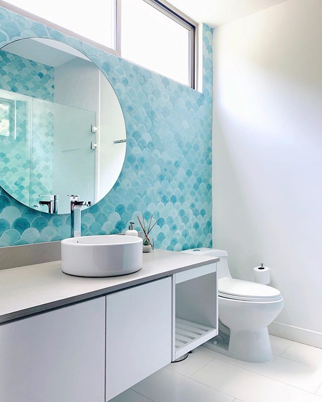 La verdad es que nos encanta dise&ntilde;ar ba&ntilde;os! 🚿 Cuando lo hacemos nos gusta combinar texturas y patrones, esto le da mucha personalidad al espacio. Aqu&iacute; uno de nuestros favoritos 💛 Usamos mosaicos artesanales turquesa en forma de