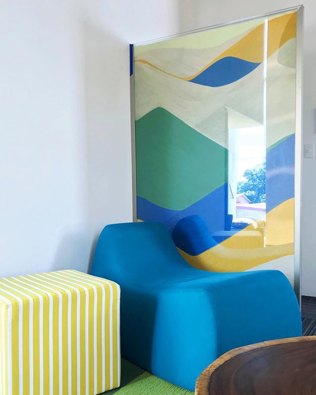 Detalles de lounge recreativo 🤹🏻&zwj;♀️🎮🧩 En este espacio dise&ntilde;amos mobiliario personalizado y construimos una pared de arena que nos ayuda a vestibular y por consecuente dar privacidad 😉 #playroom #interiordesign #interiorismo