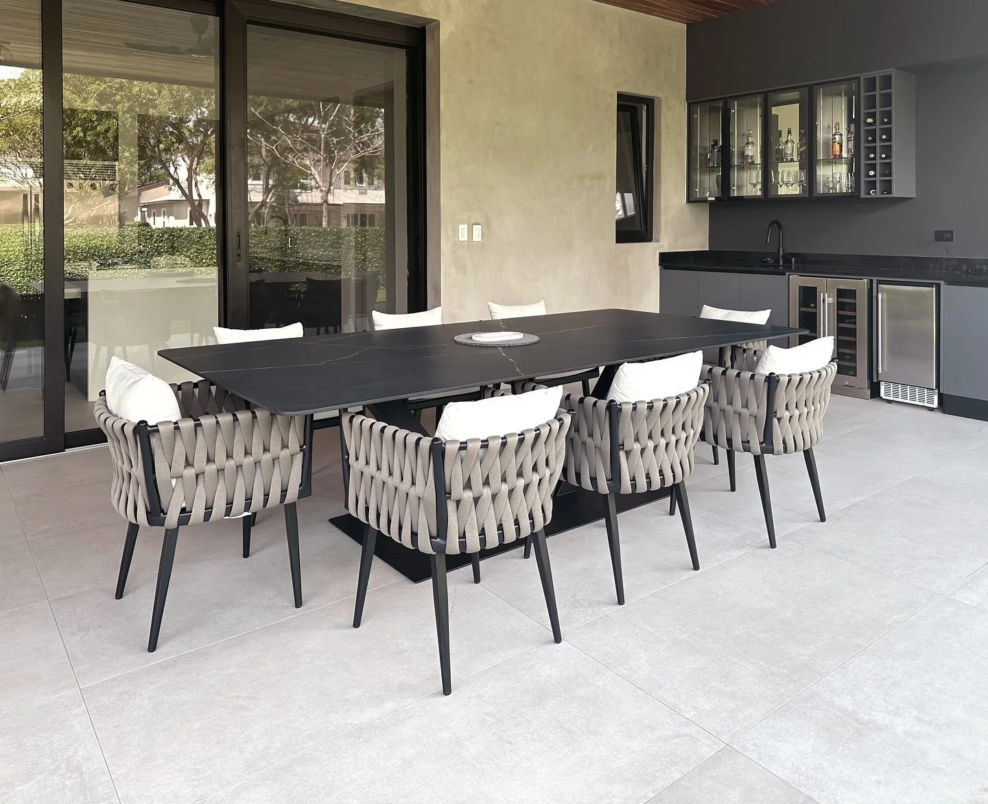 Que les parece esta mesa de ocho puestos que dise&ntilde;amos para un proyecto residencial? 
A nosotros nos encanta!
Base elaborada en hierro y sobre de porcelanico!
Para los que se preguntan, las sillas son de @roveconcepts 

#interiordesign #interi