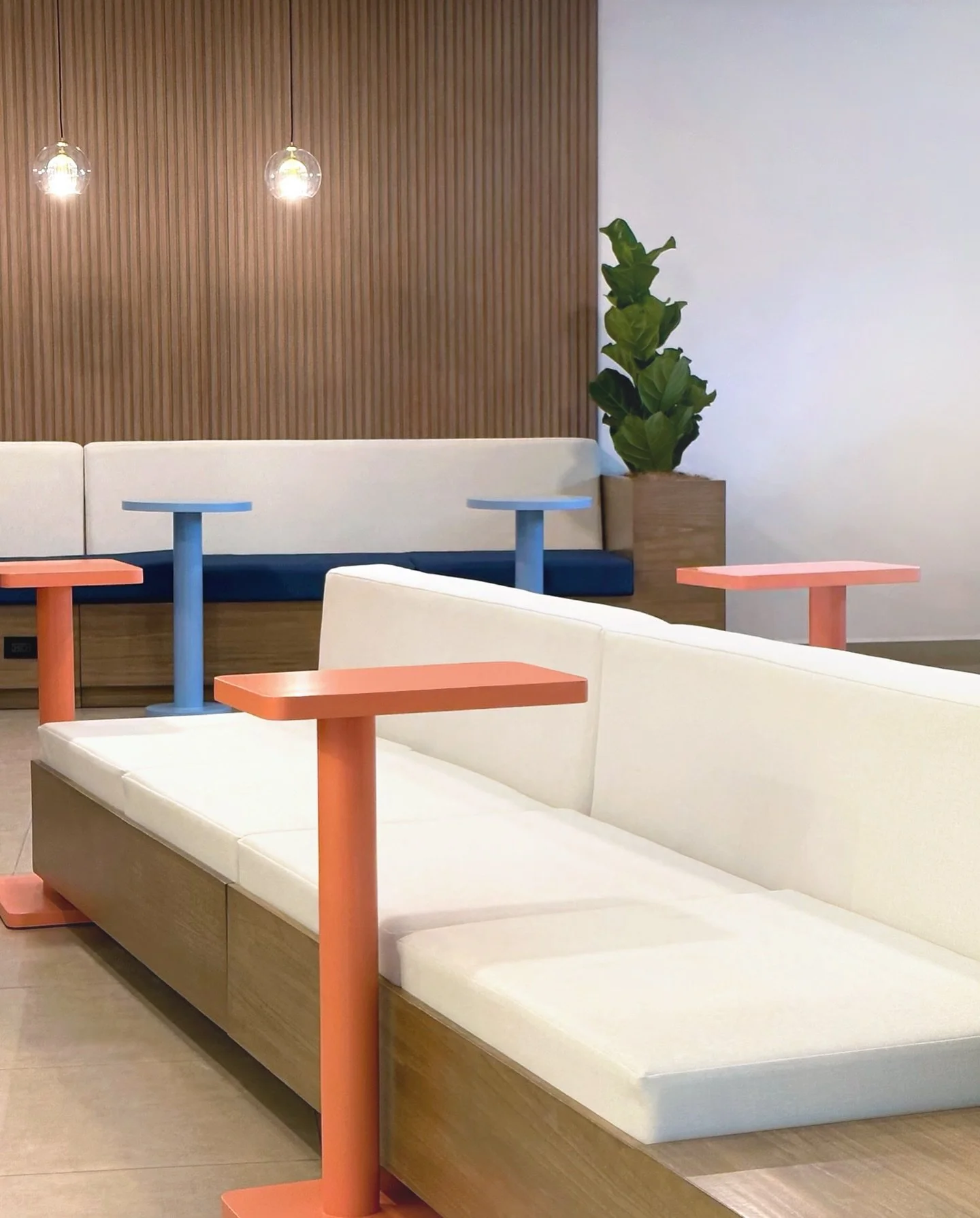 Dise&ntilde;o de mobiliario para la remodelaci&oacute;n que hicimos en el lounge de Colegio de microbi&oacute;logos! 🧪
Gracias @retina.dworkshop por hacer realidad nuestros dise&ntilde;os!🙌🏻
Pronto les vamos a estar compartiendo mas fotograf&iacut