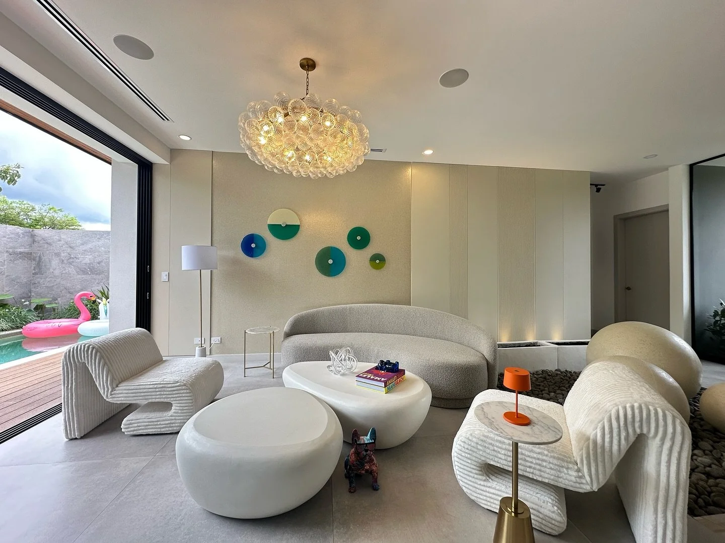 El balance perfecto entre calma y car&aacute;cter 🫰🏼

Un vest&iacute;bulo escult&oacute;rico que se integra con la sala abierta al exterior, donde la luz natural resalta las texturas suaves y acoge las formas org&aacute;nicas. La paleta neutra cobr