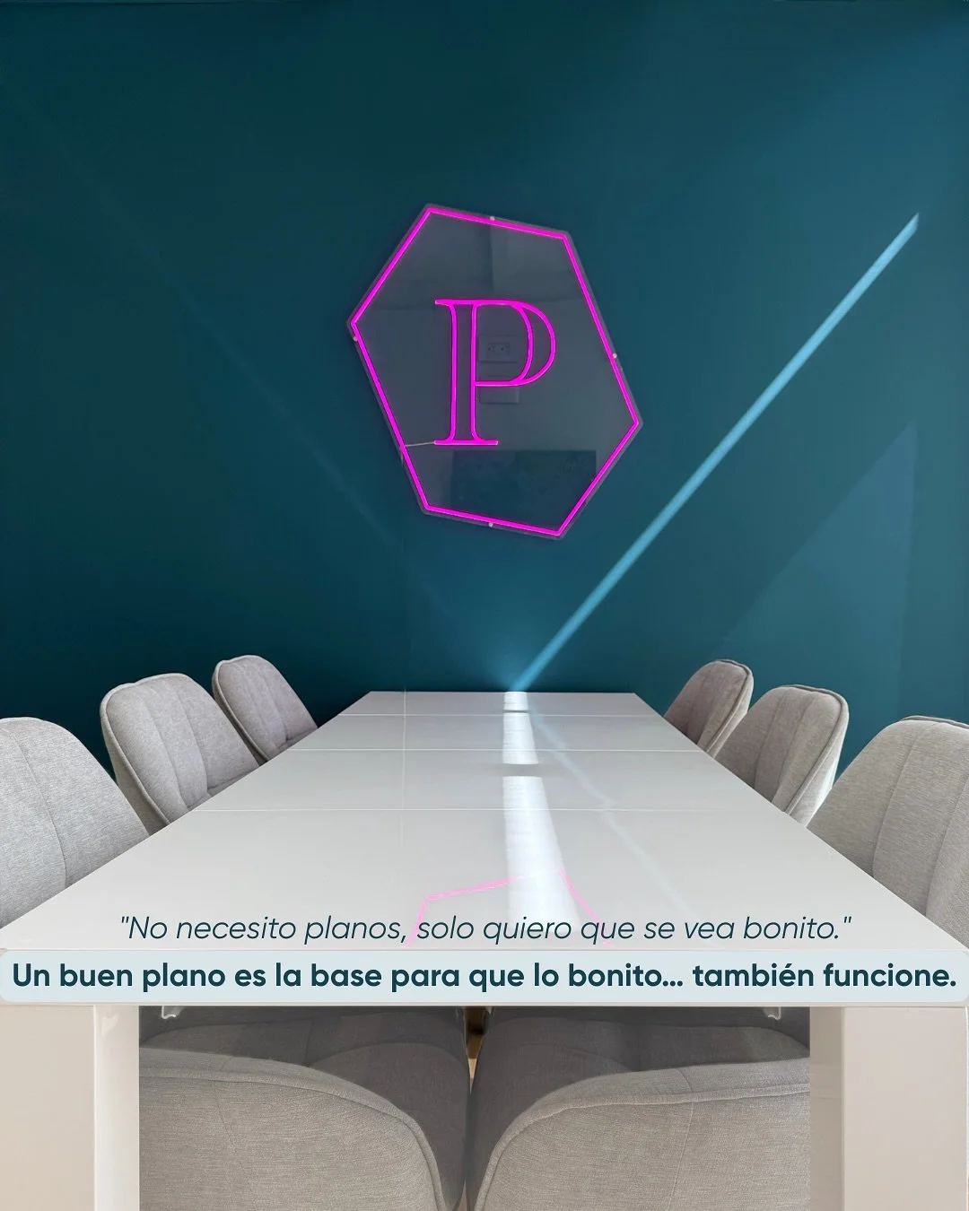 🗣️ En nuestra sala de reuniones hemos escuchado de todo. Frases que nos hacen sonre&iacute;r, pero que tambi&eacute;n nos recuerdan por qu&eacute; el dise&ntilde;o de interiores va mucho m&aacute;s all&aacute; de &ldquo;poner bonito&rdquo; un espaci