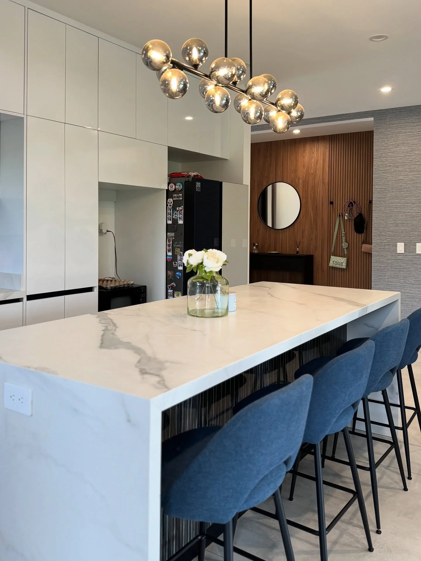 La iluminaci&oacute;n como punto focal y el color como acento 🫰🏼✨ Un combo infalible. 

💡Si est&aacute;s buscando ese elemento clave para tu espacio te contamos que tambi&eacute;n damos servicio de purchase handling tanto con proveedores nacionale