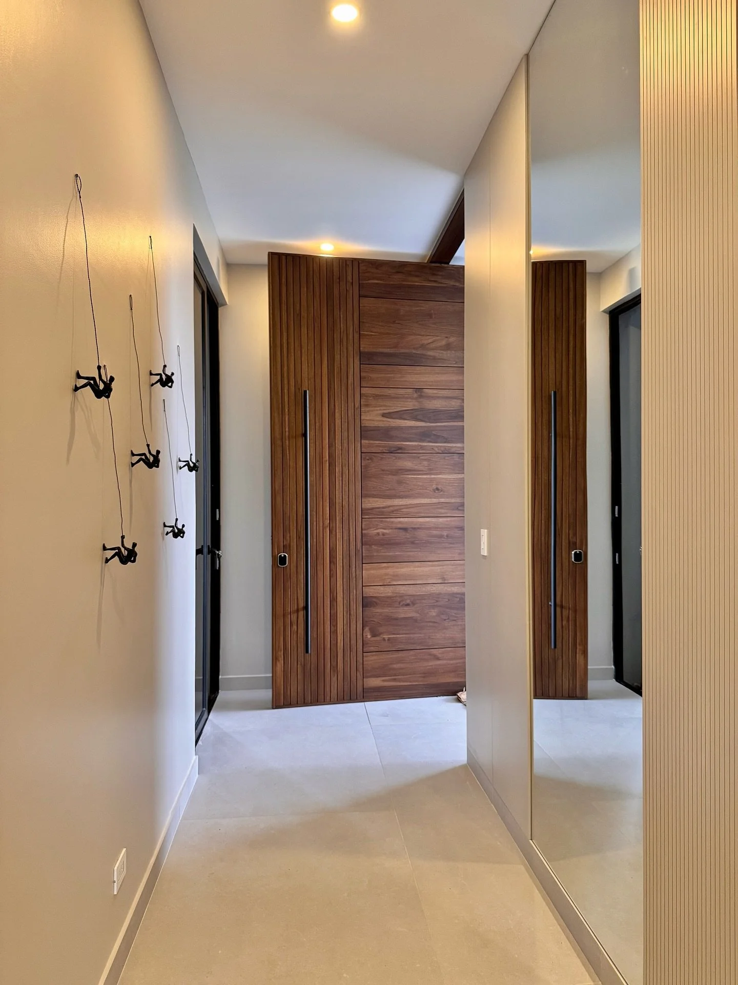 En este proyecto trabajamos la arquitectura de interiores, una fase del dise&ntilde;o donde los acabados son los protagonistas. ✨
Aqu&iacute;, m&aacute;s que mobiliario, lo que se aprecia es la materialidad, las texturas, las combinaciones de enchape