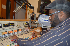  Crossfade LIVE w/ actualities and elements in background 