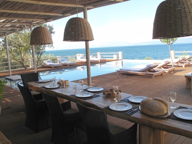 The-outdoor-dining-table-and-the-pool-and-sea-views-hdr1-640x480_c.jpg