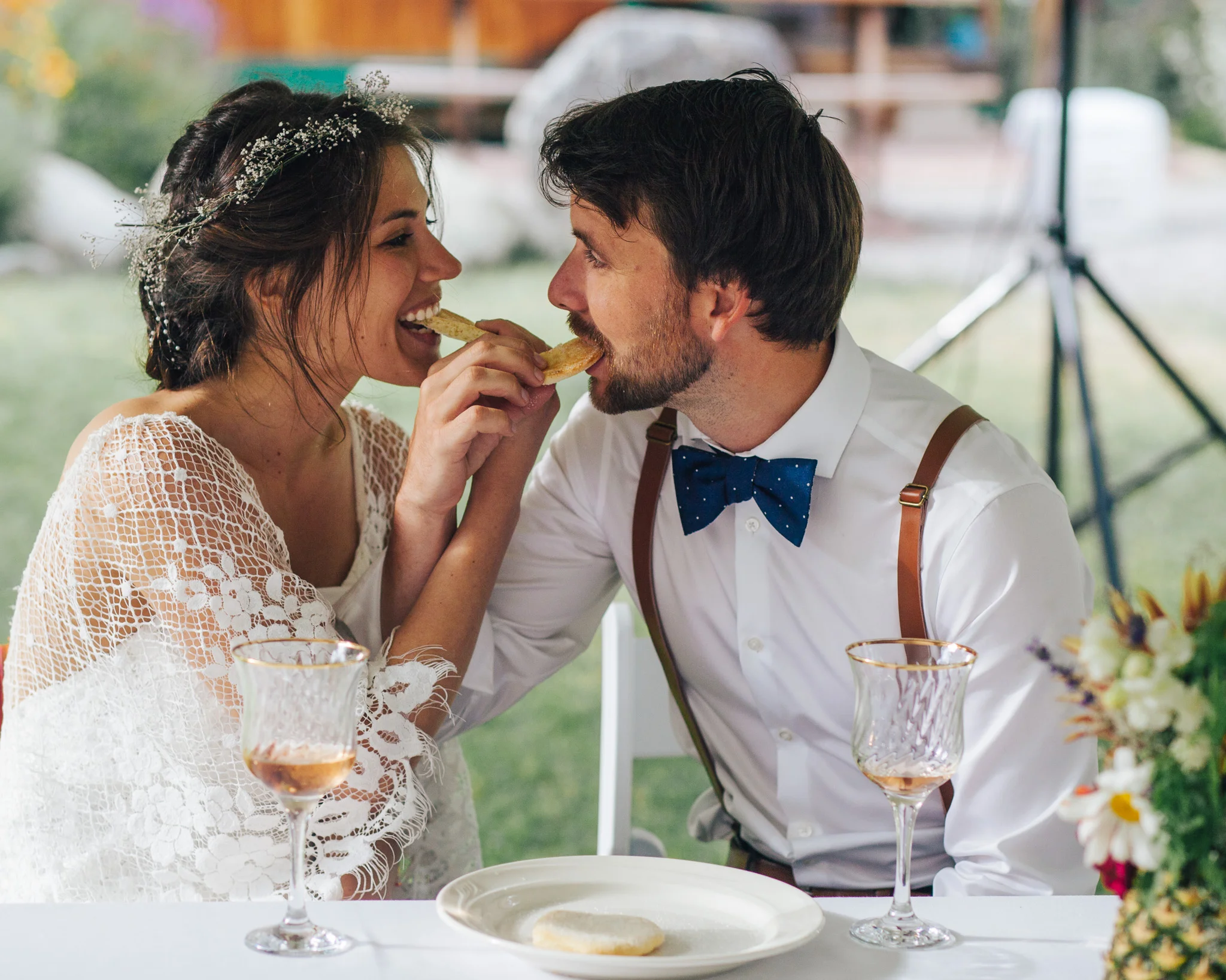 Sharing Cookies | Boho Wedding