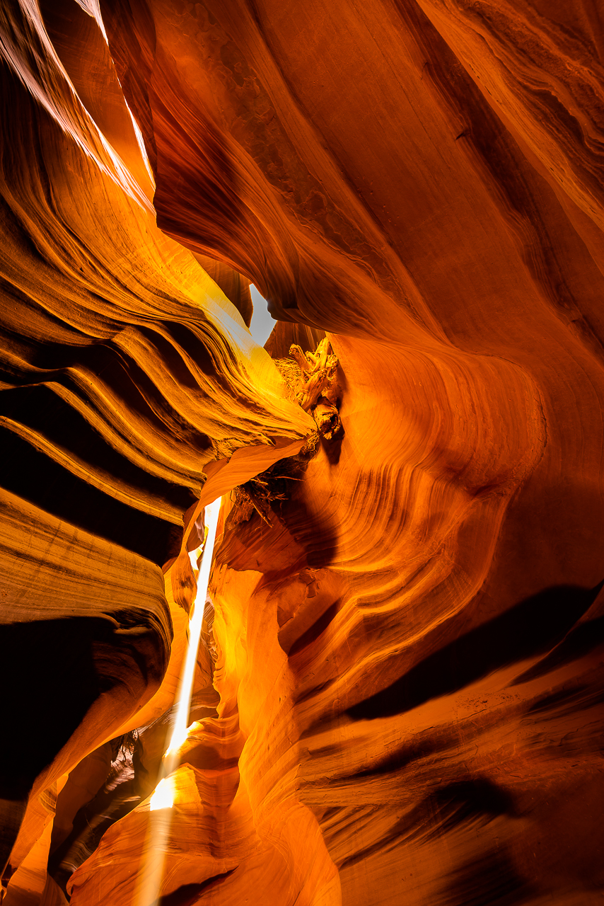 SUNBEAM CREATES MAGIC LIGHT IN ANTELOPE CANYON (2018)