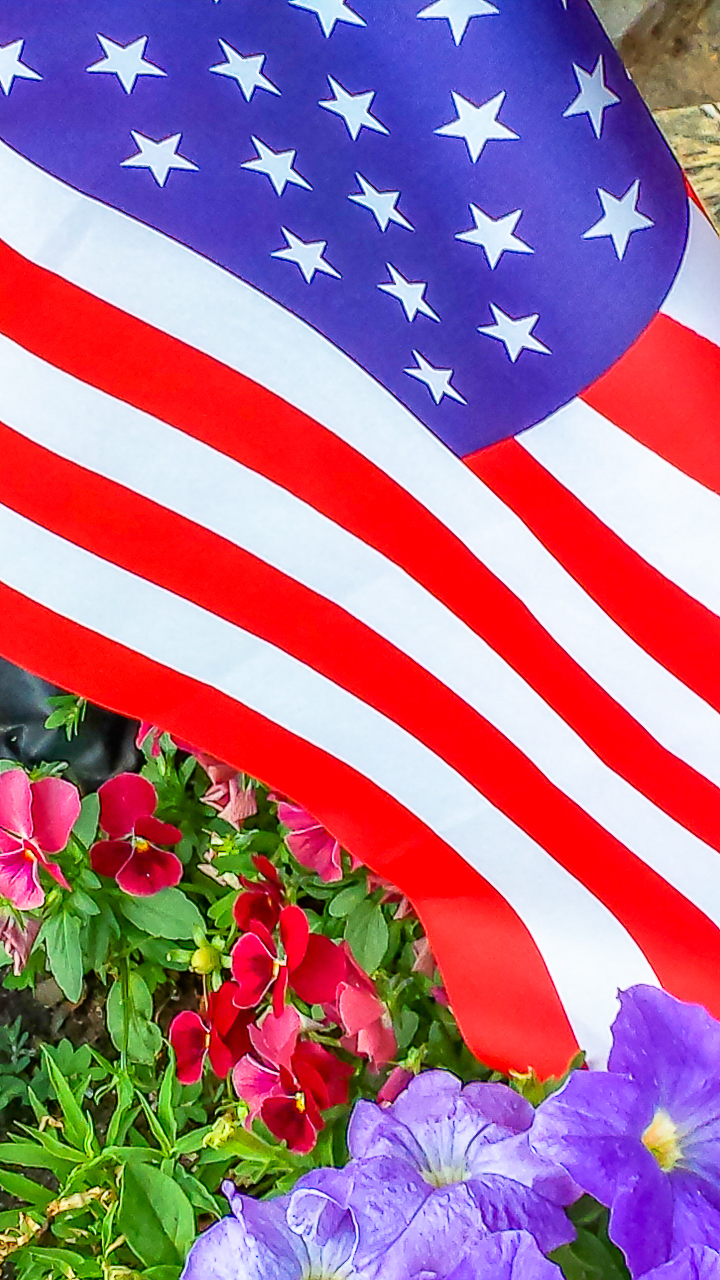 OLD GLORY WITH 4TH OF JULY FLOWERS, GREEN LAKE, WISCONSIN (2017)