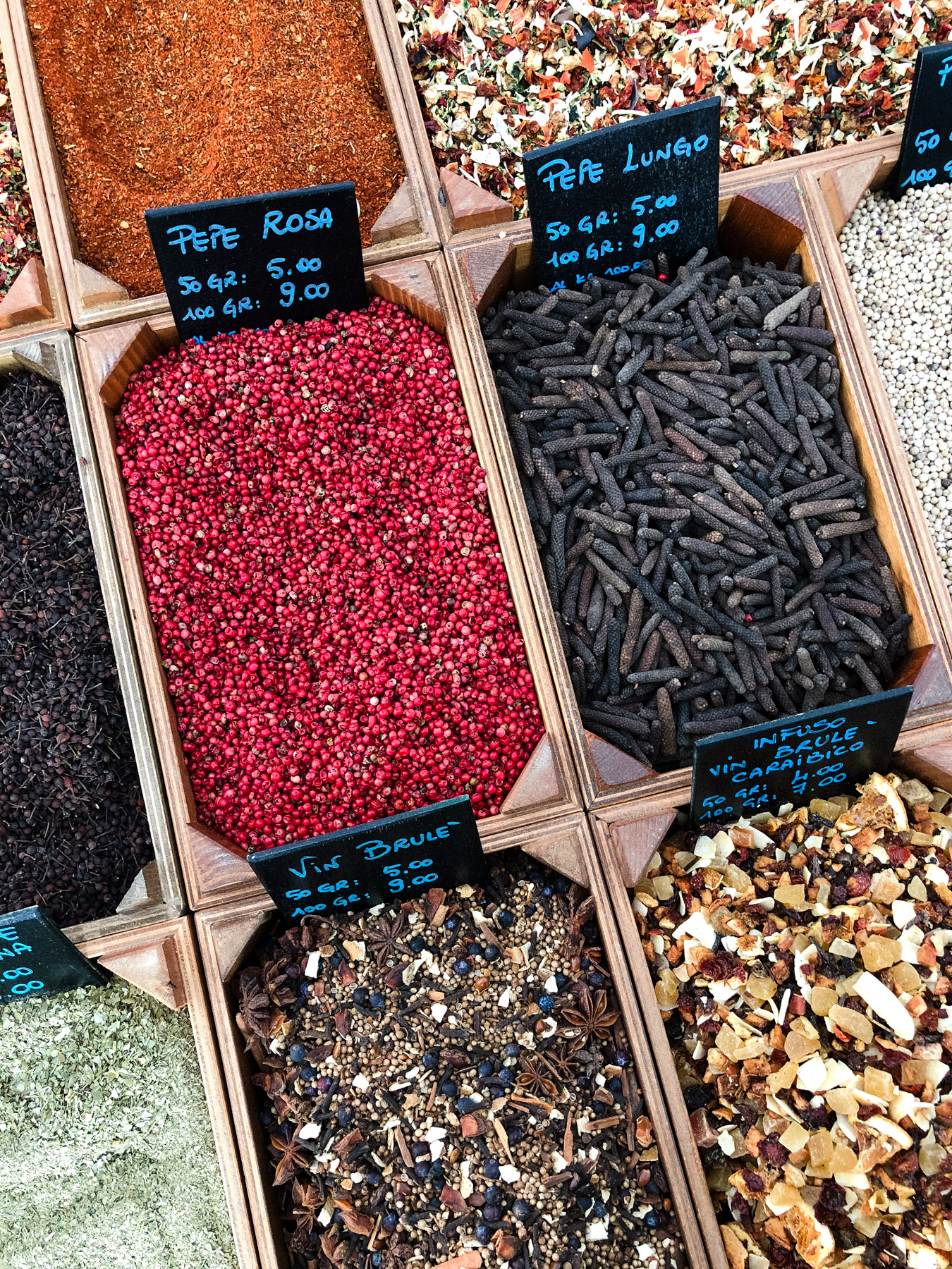 Vibrant & aromatic spices at Murabilia.