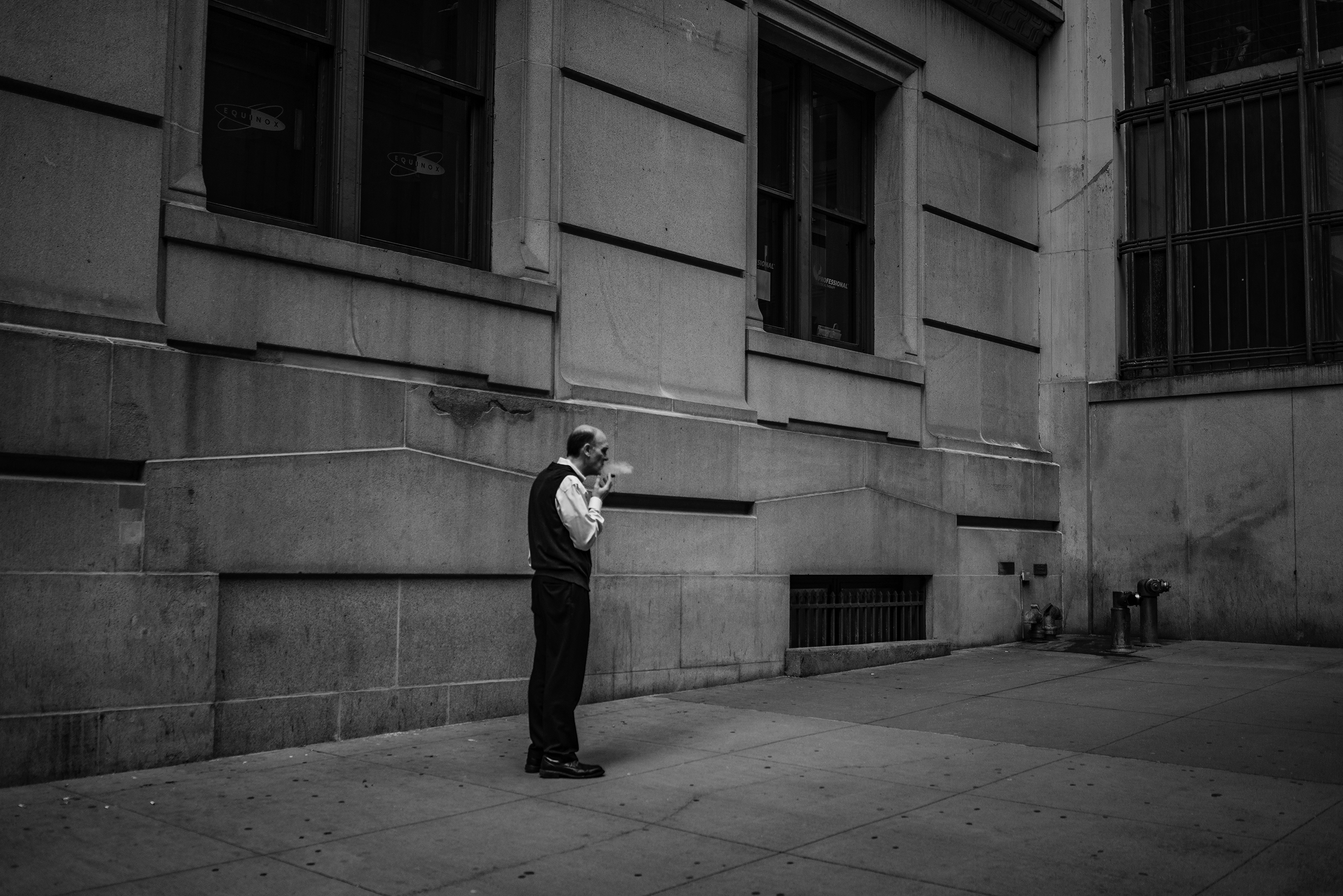 NYC_Street_2019_Wall_Street_Cigar_Smoker-031.jpg