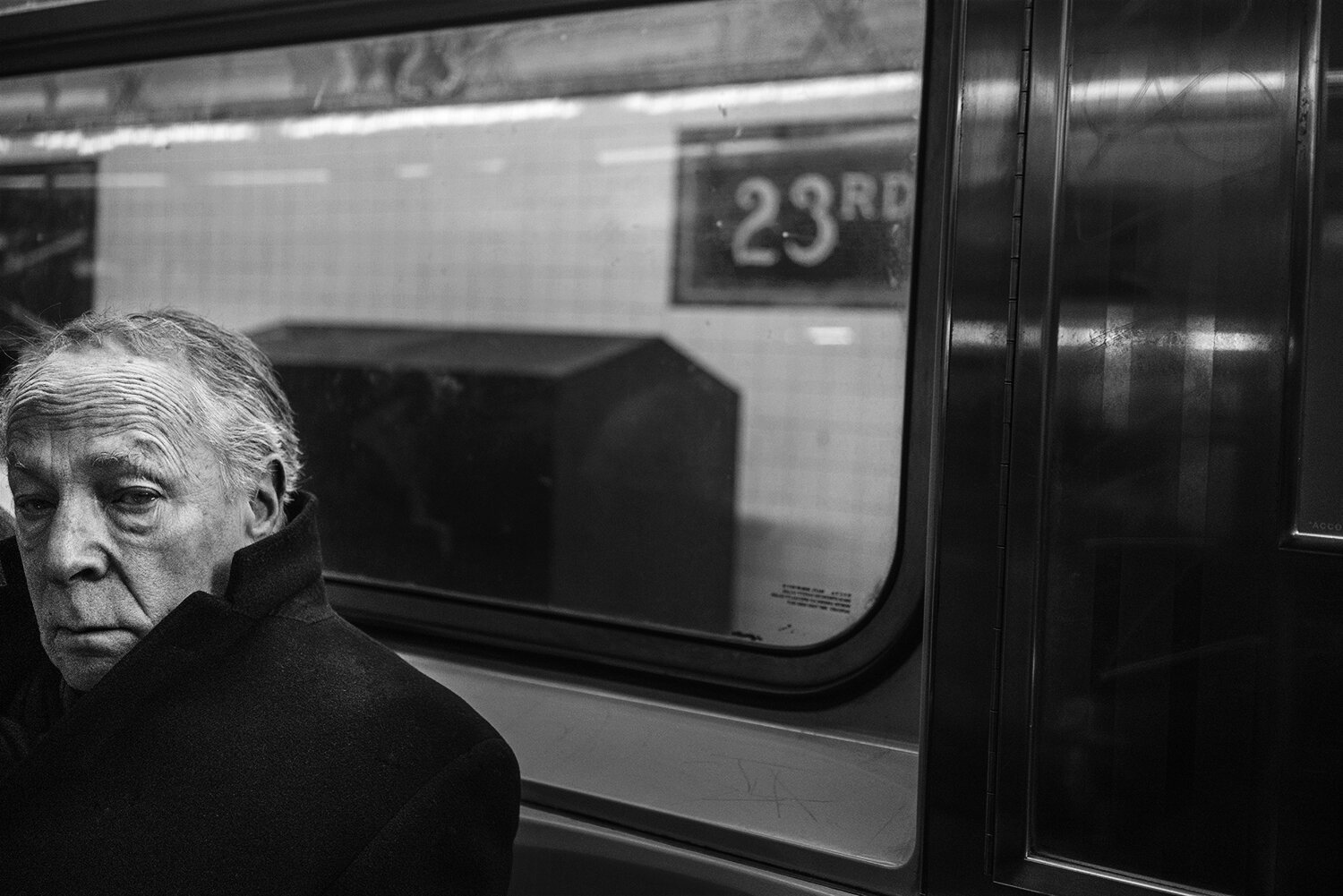 NYC_Subway_2018_Trench_Coat_Man-043.jpg
