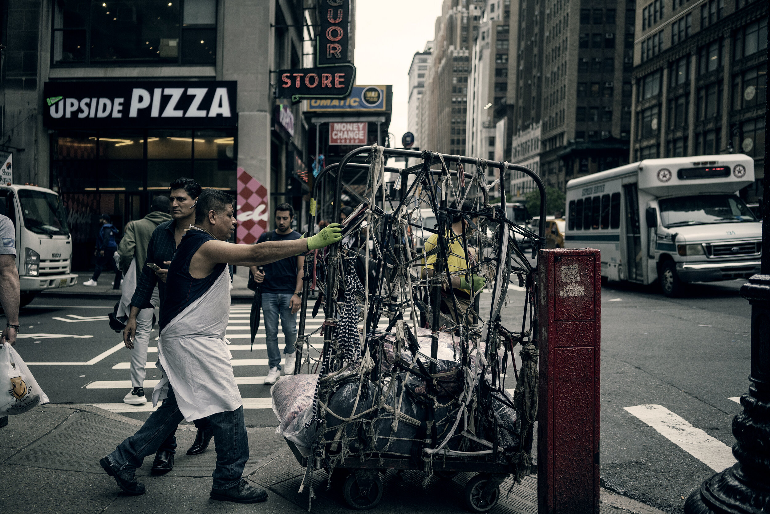 NYC_Street_Midtown_worker-088.jpg