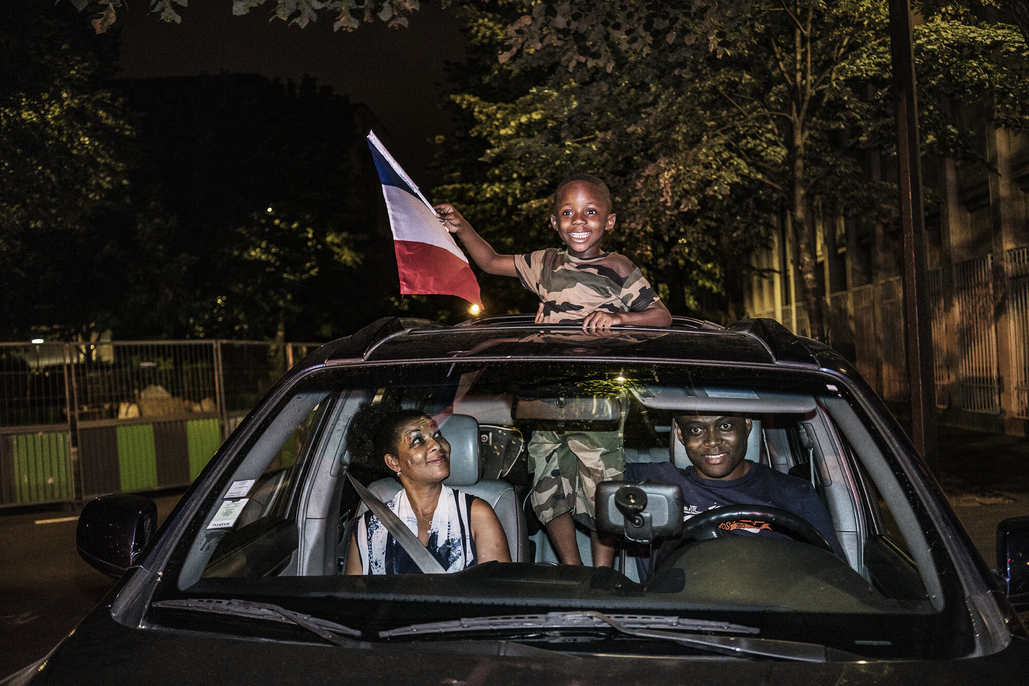 Paris_Street_2018_Young_Boy_waving_French_Flag-004.jpg
