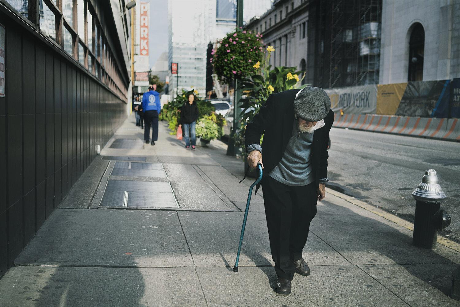 NYC_Street_2018_Old_Man_Hunched_Over-021.jpg