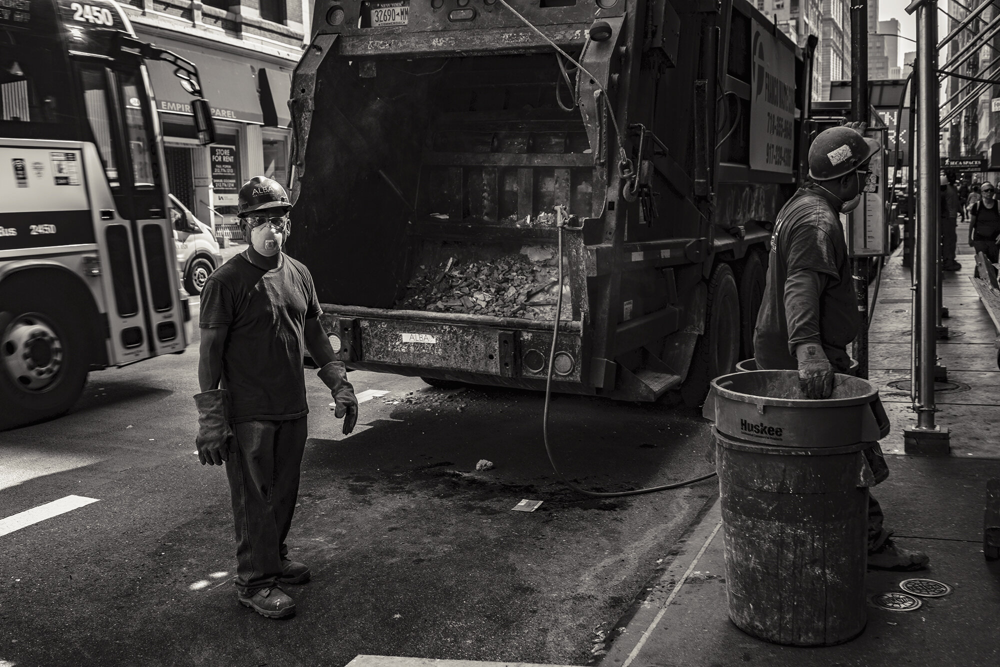 NYC_Street_2019_Dump_Truck_workers-006.jpg