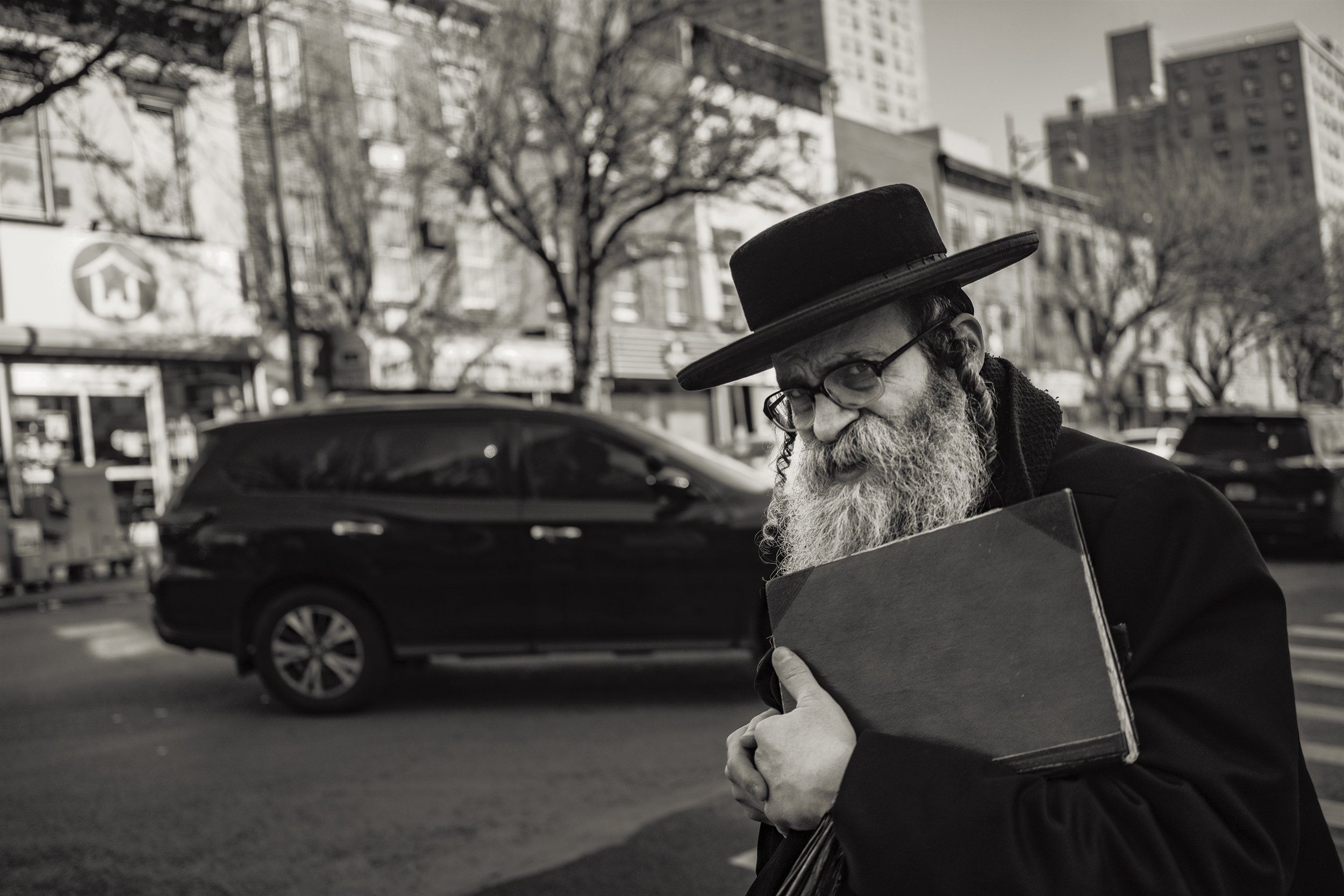 Brklyn_Street_2023_Hasedic_Rabbi_With_Book-005 copy.jpg