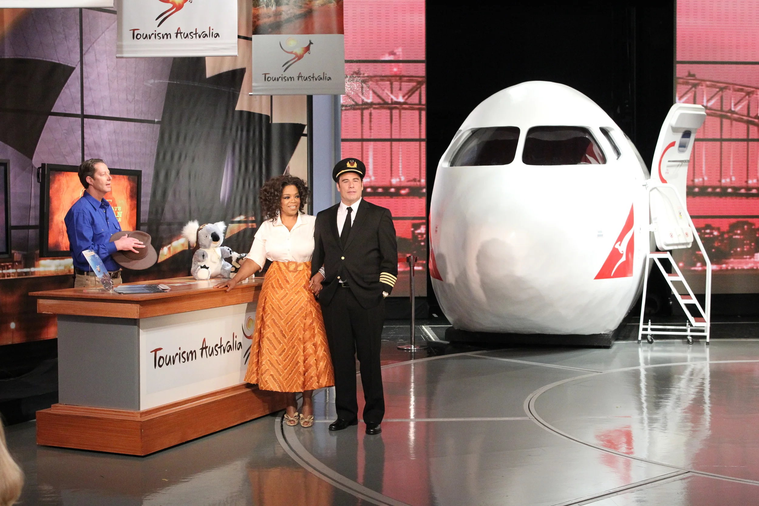 0909B10JK - Oprah's Farewell Season Premiere With Special Guest John Travolta 3.JPG