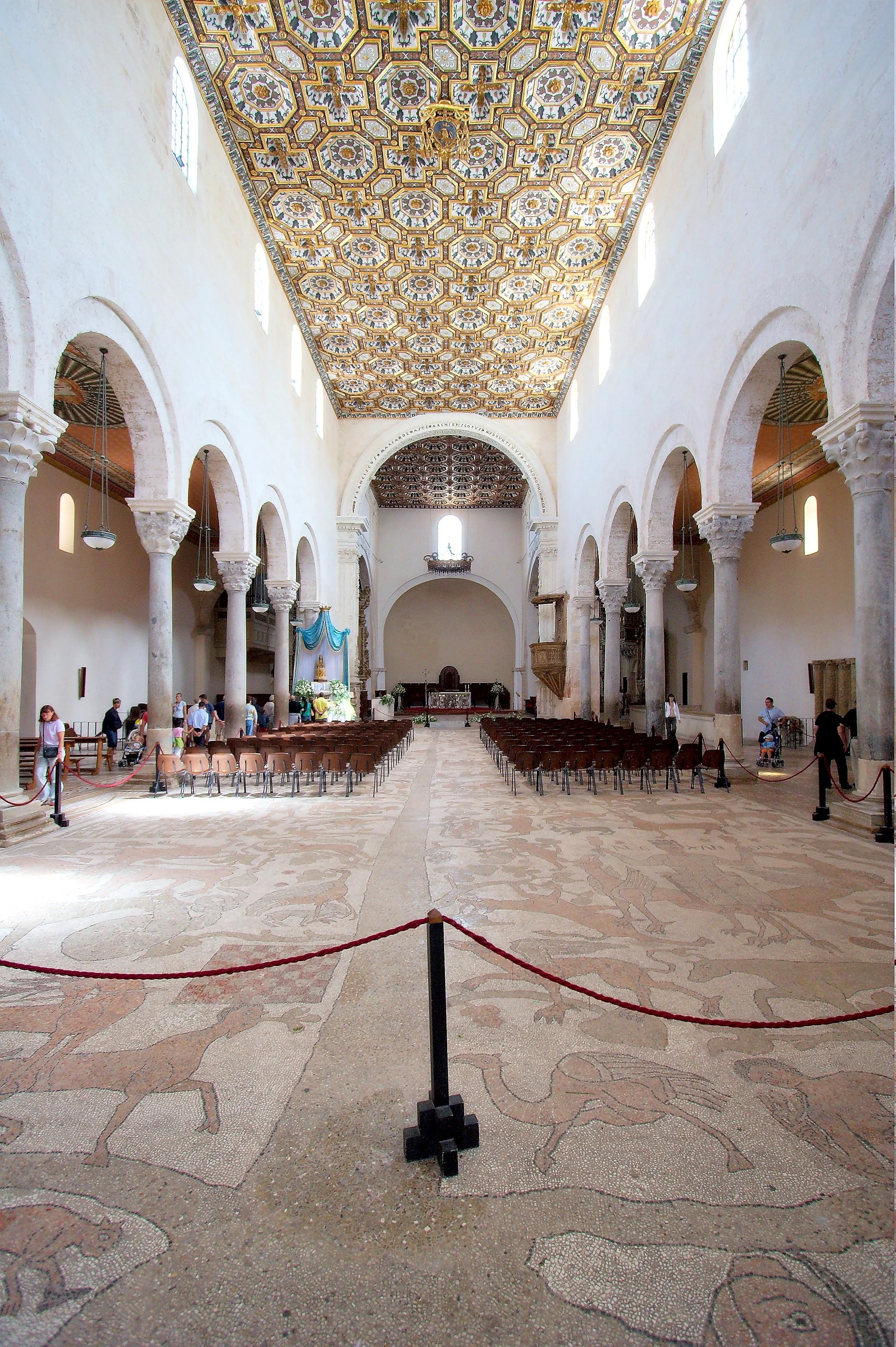 Otranto_cathedral_interior.jpg