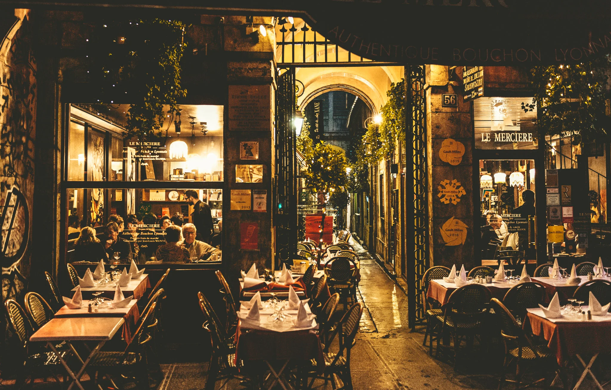 France : Lyon : A proper Lyonnaise bouchon