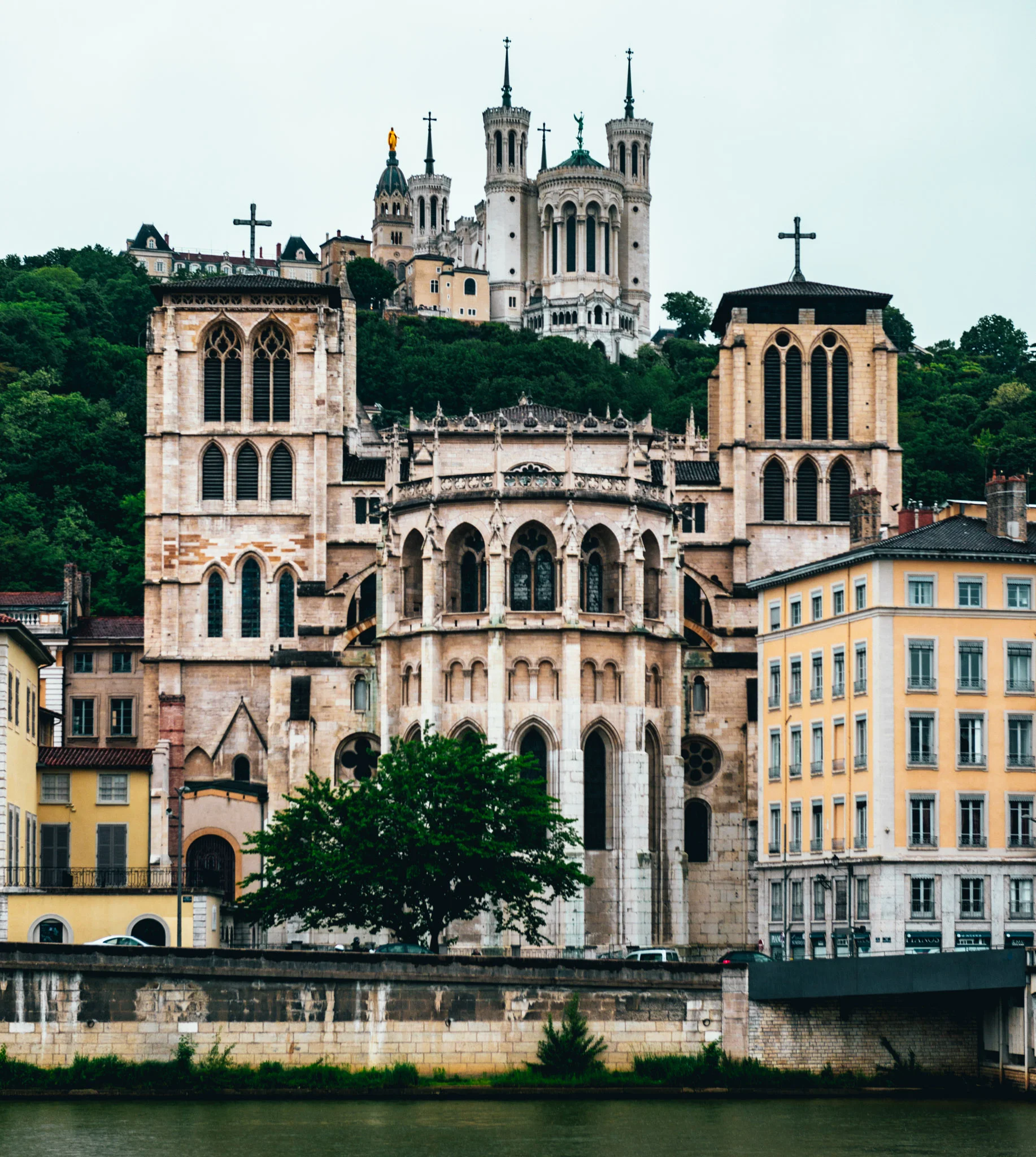 France : Lyon : Cathedrale Saint-Jean-Baptiste (foreground) and La Basilique Notre Dame de Fourviere (background)