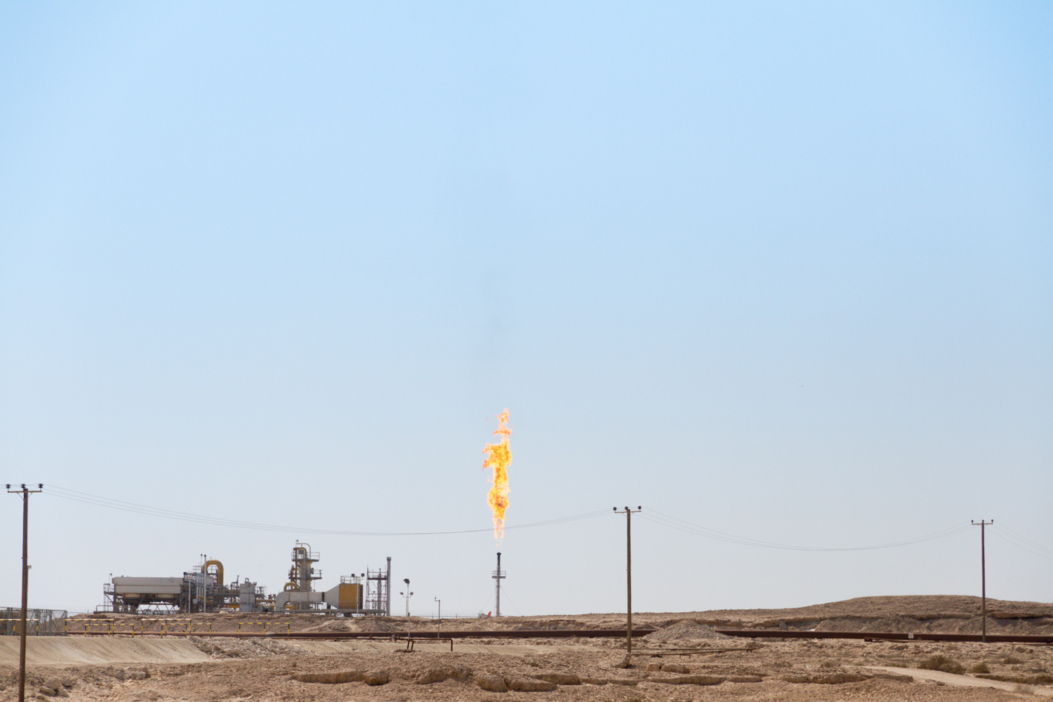 Christian-Schaffer-Bahrain-Desert-Oil-Fields.jpg